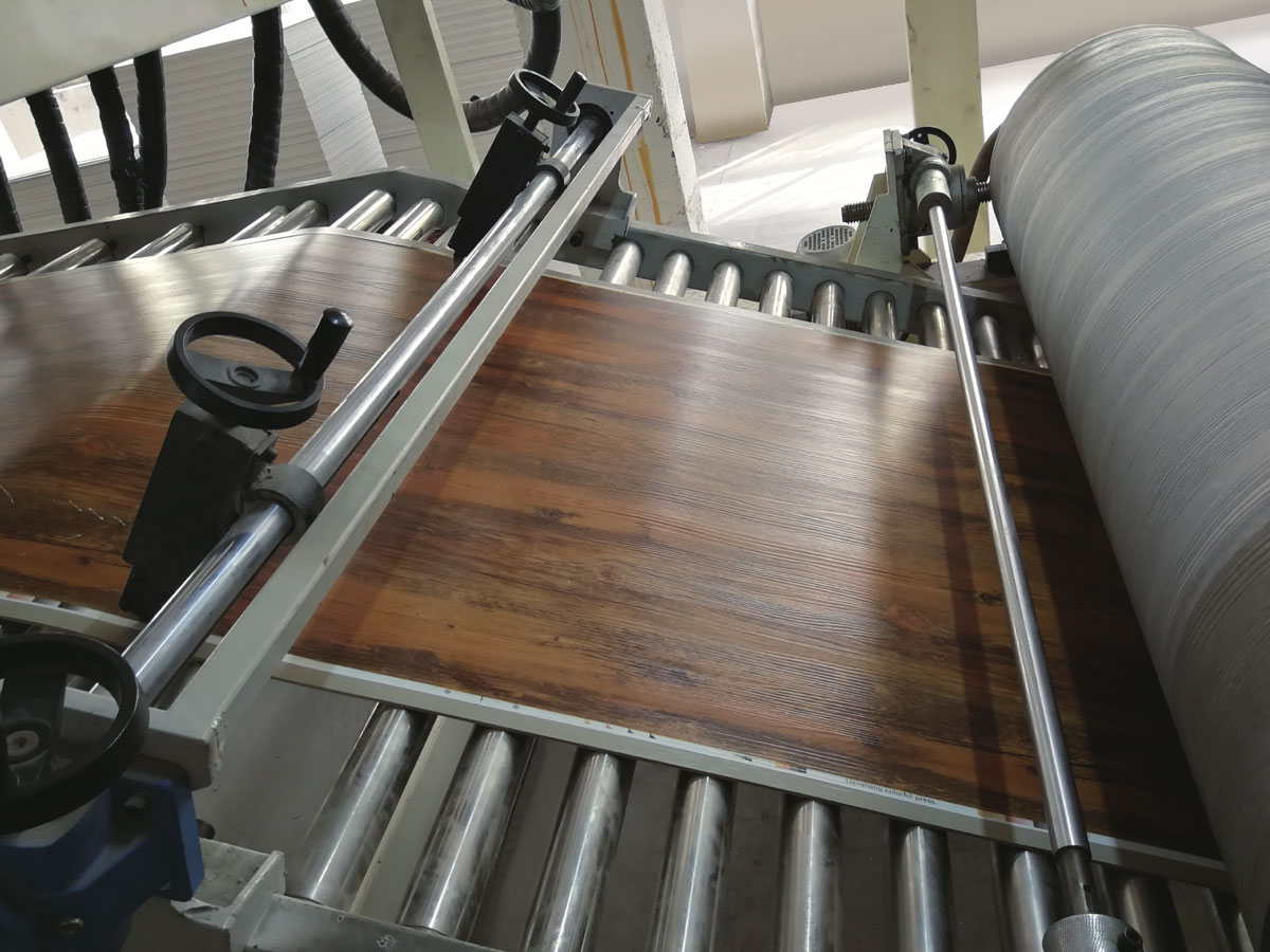 Линия по производству напольных покрытий из ПВХ/ДПК/СПК